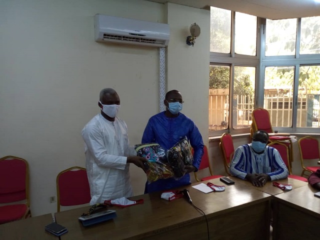 ISAF représentés par Amed Diallo (à gauche) pendant la remise symbolique des masques au MENAPLN