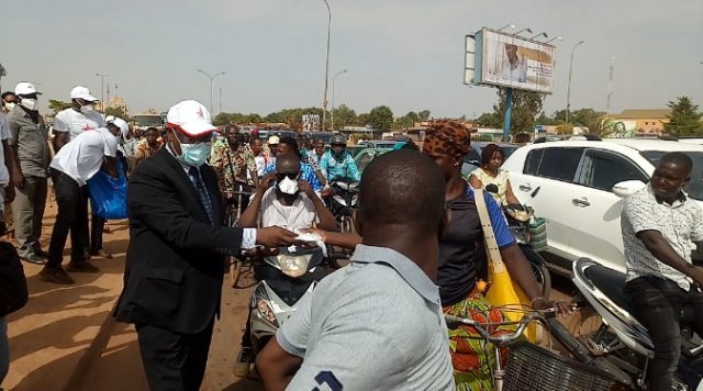 Ablassé Ouédraogo en distribuant des masques au Rond-point de la Patte d'Oie