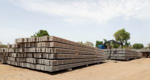 Burkina: le ministre de l’Energie se rassure de la qualité des poteaux électriques en béton