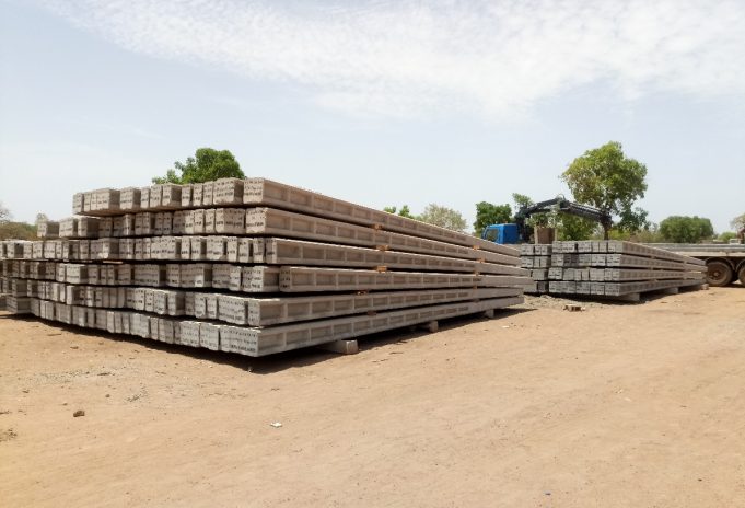 Burkina: le ministre de l’Energie se rassure de la qualité des poteaux électriques en béton