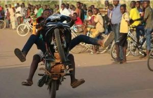 Acrobaties sur la voie publique à Ouaga: 64 individus interpellés dont 15 déférés au parquet