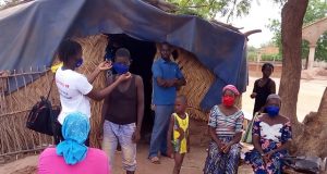 Coronavirus : le Réseau des Clubs RFI/Burkina poursuit son « Opération 1000 cache-nez » à Dédougou