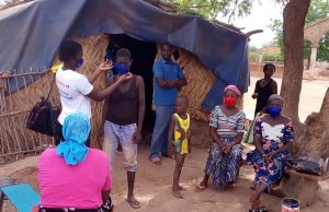 Coronavirus : le Réseau des Clubs RFI/Burkina poursuit son « Opération 1000 cache-nez » à Dédougou