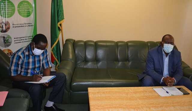 Le SG du ministère de l'Environnement,Sibidou Sina et le SG du SYNTETH, Youssifo Ouédraogo