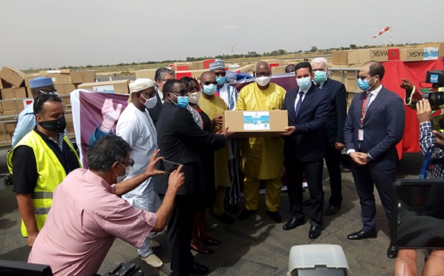 Photo de famille à la remise du don à l'aéroport de Ouagadougou