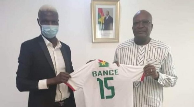 Aristide Bancé (à gauche) remettant un maillot au président du Faso