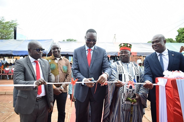 Coupure du ruban marquant l'ouverture officielle de l'agence SUNU Asssurances IARD de Koudougou