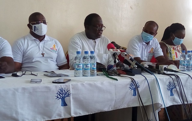 Le candidat à la présidence du FBF, Amado Traoré (centre) en main pour son mot t'introduction