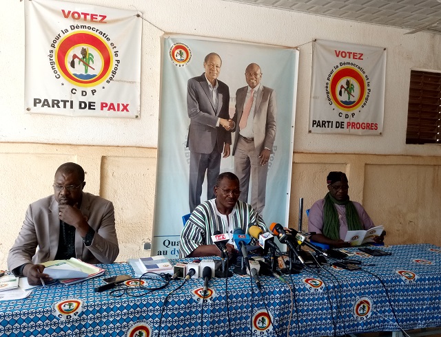 Le premier vice-président du CDP, Achille Tapsoba devant les micros