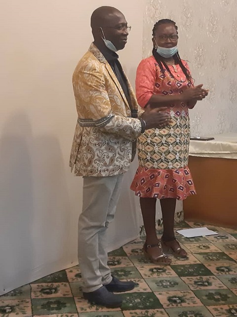 Le président sortant PAscal Somé (à gauche) et la nouvelle présidente de Ouaga Forum, Germaine Bako