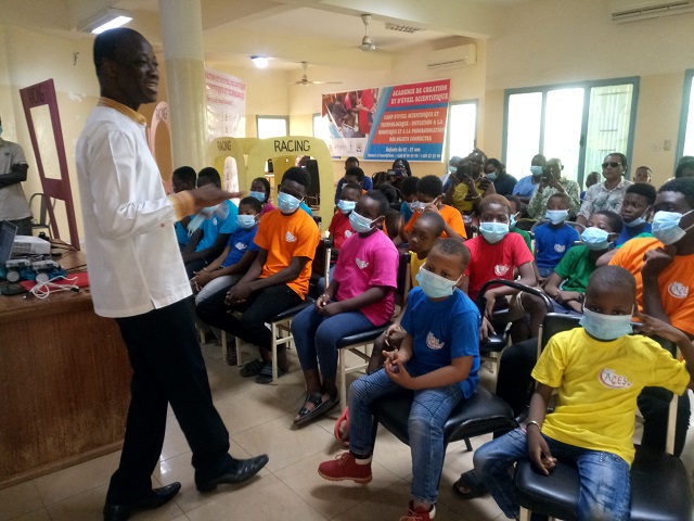 Younoussa Sanfo avec les enfants bénéficiaires de la formation