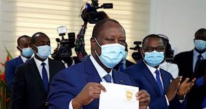 Côte d’Ivoire: Ouattara dépose son dossier de candidature à la CEI, Soro réagit par un tweet