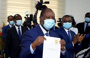 Côte d’Ivoire: Ouattara dépose son dossier de candidature à la CEI, Soro réagit par un tweet