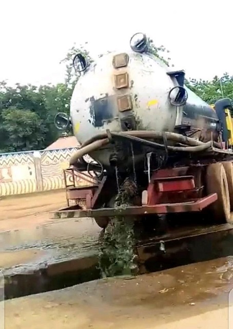 La citerne de vidange de fosse sceptique. déversant son chargement dans un canal