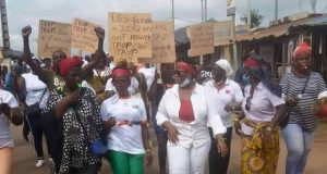 Côte d’Ivoire: des organisations de femmes appellent à bannir des « habitudes la politique de la terre brulée »