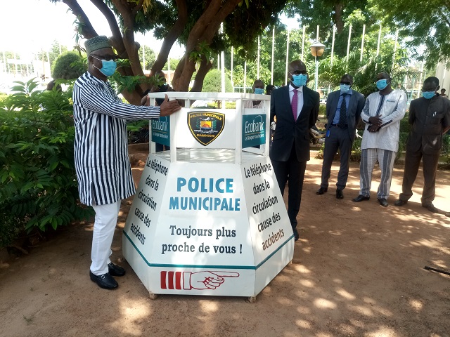 Remise de boxes à la mairie par Ecobank