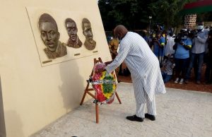 An 33 de l’assassinat de Thomas Sankara: Roch Kaboré dépose une gerbe de fleurs en mémoire du père de la révolution