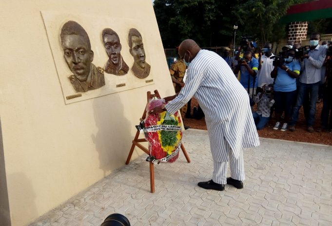 An 33 de l’assassinat de Thomas Sankara: Roch Kaboré dépose une gerbe de fleurs en mémoire du père de la révolution