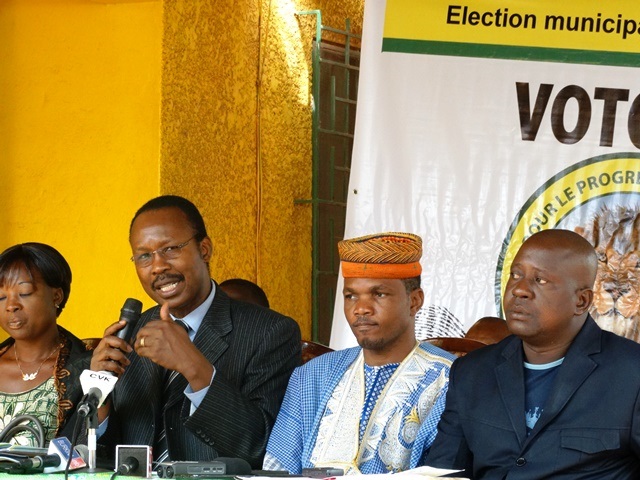 Nathanael Ouédraogo (micro) avec à sa gauche le Poé Naaba