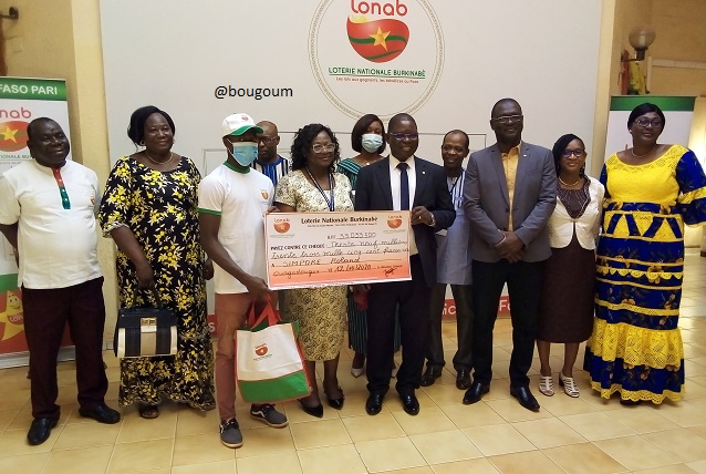 Photo de famille à la fin de la remise du chèque des 39 033 500 FCFA à Roland Simporé