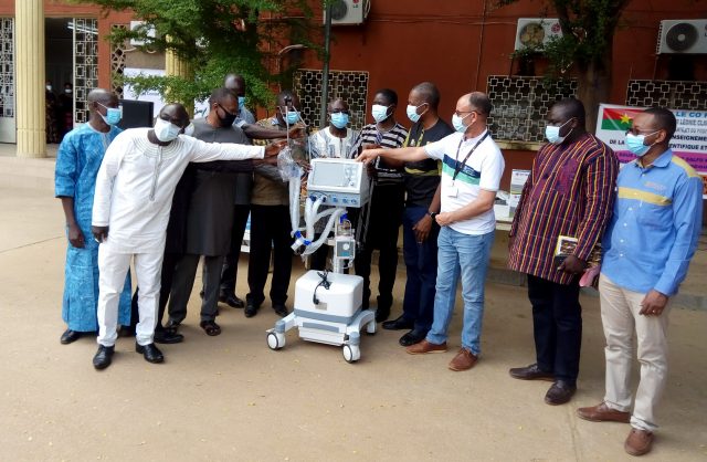 Photo de famille à la remise du matériel médical au CHR de Dori
