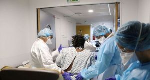 Covid-19: des agents de santé positifs mais toujours en poste