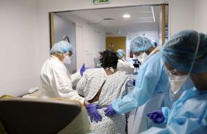 Covid-19: des agents de santé positifs mais toujours en poste