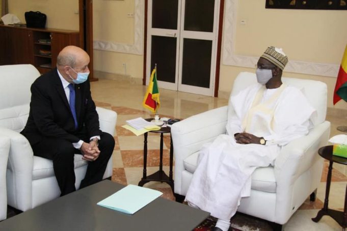 Mali: Jean-Yves Le Drian foule le sol malien et signe cinq conventions de plus de 93 milliards de F CFA