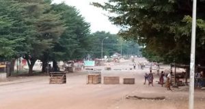 Côte d’Ivoire: des jeunes érigent des barricades à Yamoussoukro