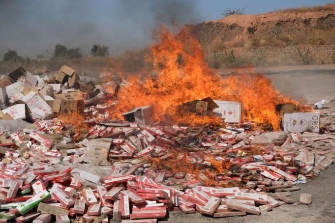 Lutte contre la fraude au Burkina : 12 millions de bâtons de cigarettes saisis et incinérés