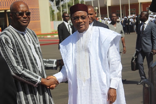 Le président Mahamadou Issoufou (à droite) a félicité son homologue burkinabè