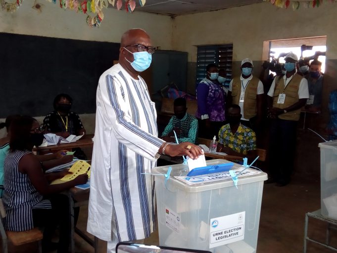 Présidentielle au Burkina: « L’heure est au vote et non aux polémiques » (Roch Kaboré)