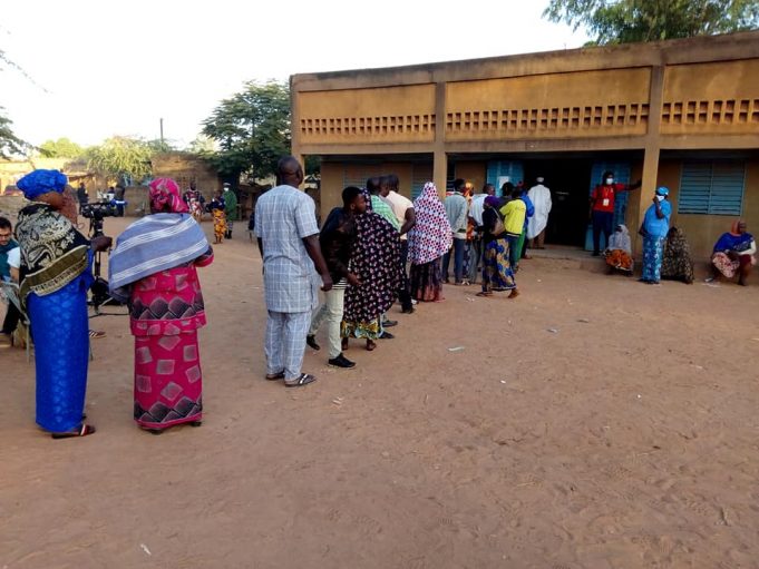 Elections 2020 au Burkina : des Burkinabè prennent d’assaut les bureaux de vote (Régulièrement actualisé)