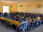 Force conjointe G5 Sahel : des élèves nigériens reçoivent un lot de 200 table-bancs