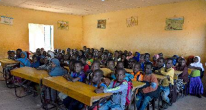 Force conjointe G5 Sahel : des élèves nigériens reçoivent un lot de 200 table-bancs