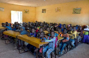 Force conjointe G5 Sahel : des élèves nigériens reçoivent un lot de 200 table-bancs