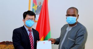 Coopération sino-burkinabè: Xi Jinping félicite le président Roch Kaboré pour sa réélection