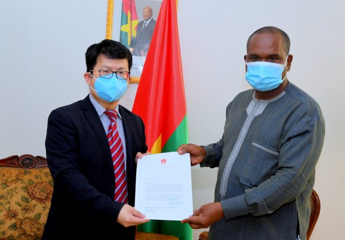 Coopération sino-burkinabè: Xi Jinping félicite le président Roch Kaboré pour sa réélection