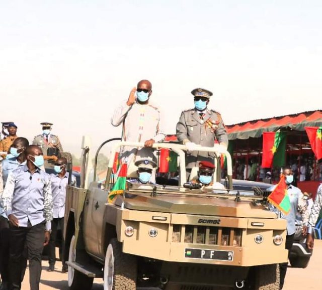 Le Chef de l'Etat, Roch Kaboré et le CEMGA, Moïse Minoungou, faisant la revue des troupes