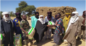 La Force G5 Sahel fait un don de 4 tonnes de riz aux villageois de Dolbel et aux réfugiés de Bankilaré et de Téra