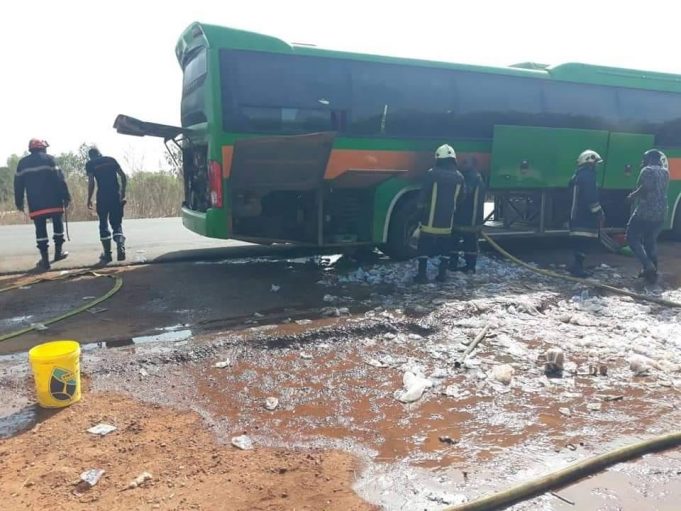 Burkina: un car transportant des joueurs prend feu à l’entrée de Bobo