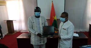 Burkina: la CENI offre « 400 ordinateurs portables » à l’ONI