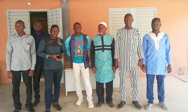 Photo de famille de certains participants à la formation professionnelle avec des membres du HCRUN