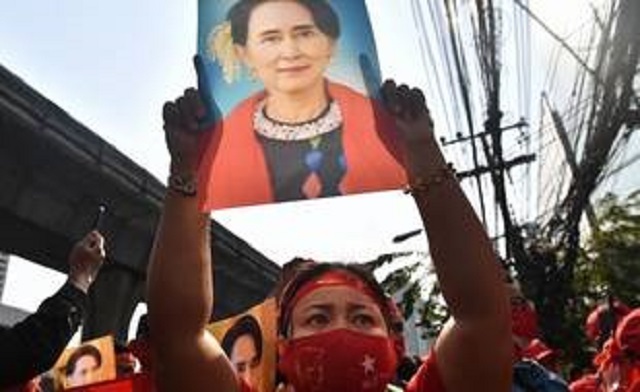 Une manifestante birmane devant l'ambassade de Birmanie à Bangkok le 1er fevrier 2021