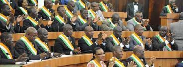 Des députés votant un projet de loi en Côte d'Ivoire