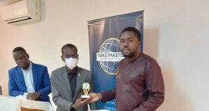 Ouaga Eveil Toastmasters Club: Kibissi Paré gagnant du concours d’évaluation