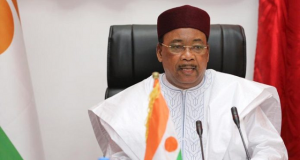 Niger: l’ancien président Issoufou entre en jeu!