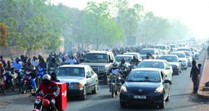 Ouaga : il klaxonne au feu tricolore et provoque un accident