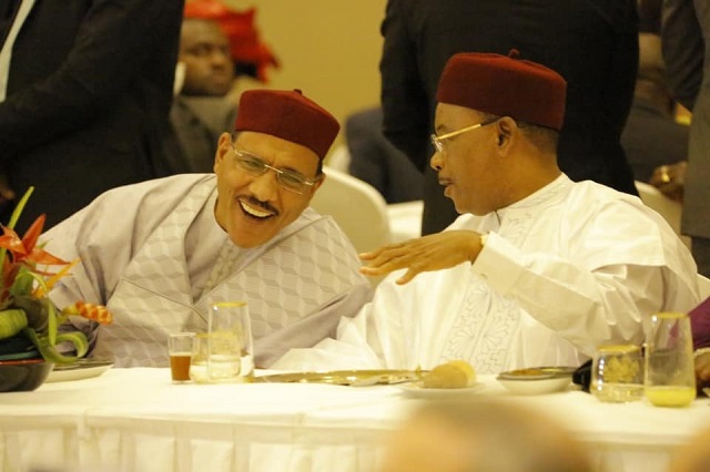 Le président entrant Mohamed Bazoum (à gauche) et celui sortant Mahamadou Issoufou
