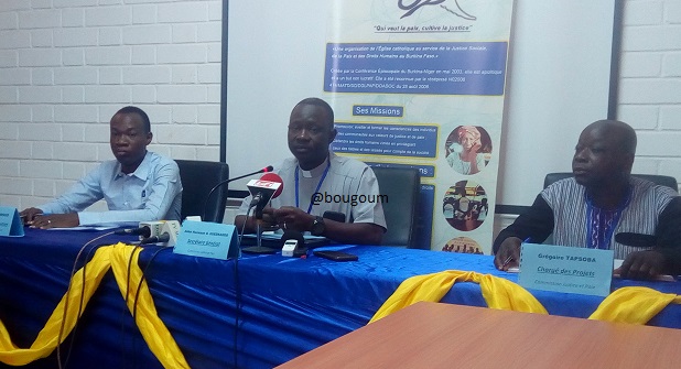 Les conférenciers de la CJP-Burkina annonçant la tenue d'un forum national sur le foncier